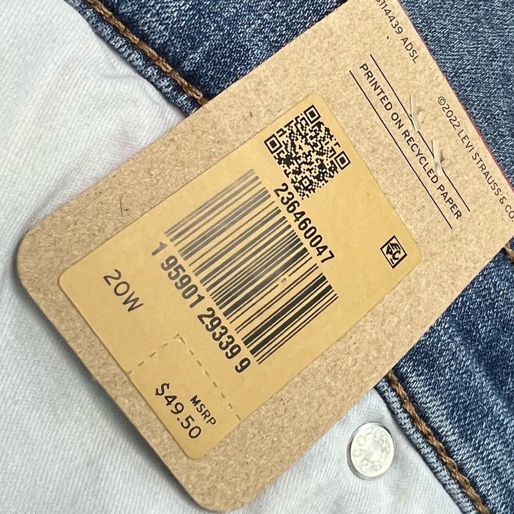 Levi's Sculpt Hypersoft Women's Classic Bermuda Shorts Mid Rise Size 20W - NWT - Picture 13 of 13